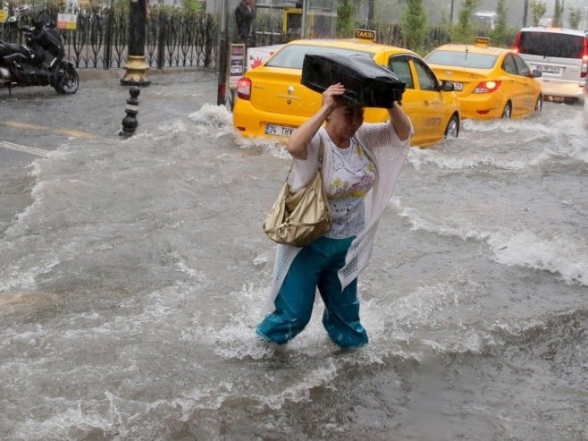 Nezapamćene poplave u Istanbulu nakon obilne kiše (VIDEO)