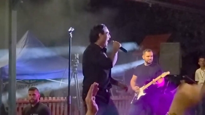 VIDEO: Snimak nastupa Darka Lazića u Zenici privukao pažnju, ismijavaju ga zbog pjevanja – Izgleda da ipak bolje vozi..