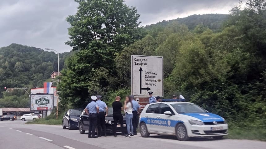 Drama na Palama: Muškarac se popeo na drvo i odbija da siđe