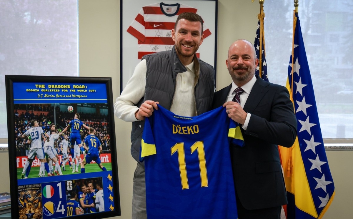 Džeko posjetio Ambasadu SAD-a u Sarajevu, Ginkelu uručio potpisan dres reprezentacije BiH