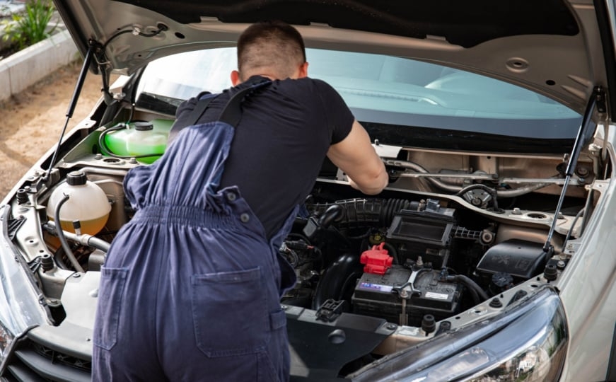 Pregrijava vam se motor automobila? Jednu stvar nikako ne smijete uraditi