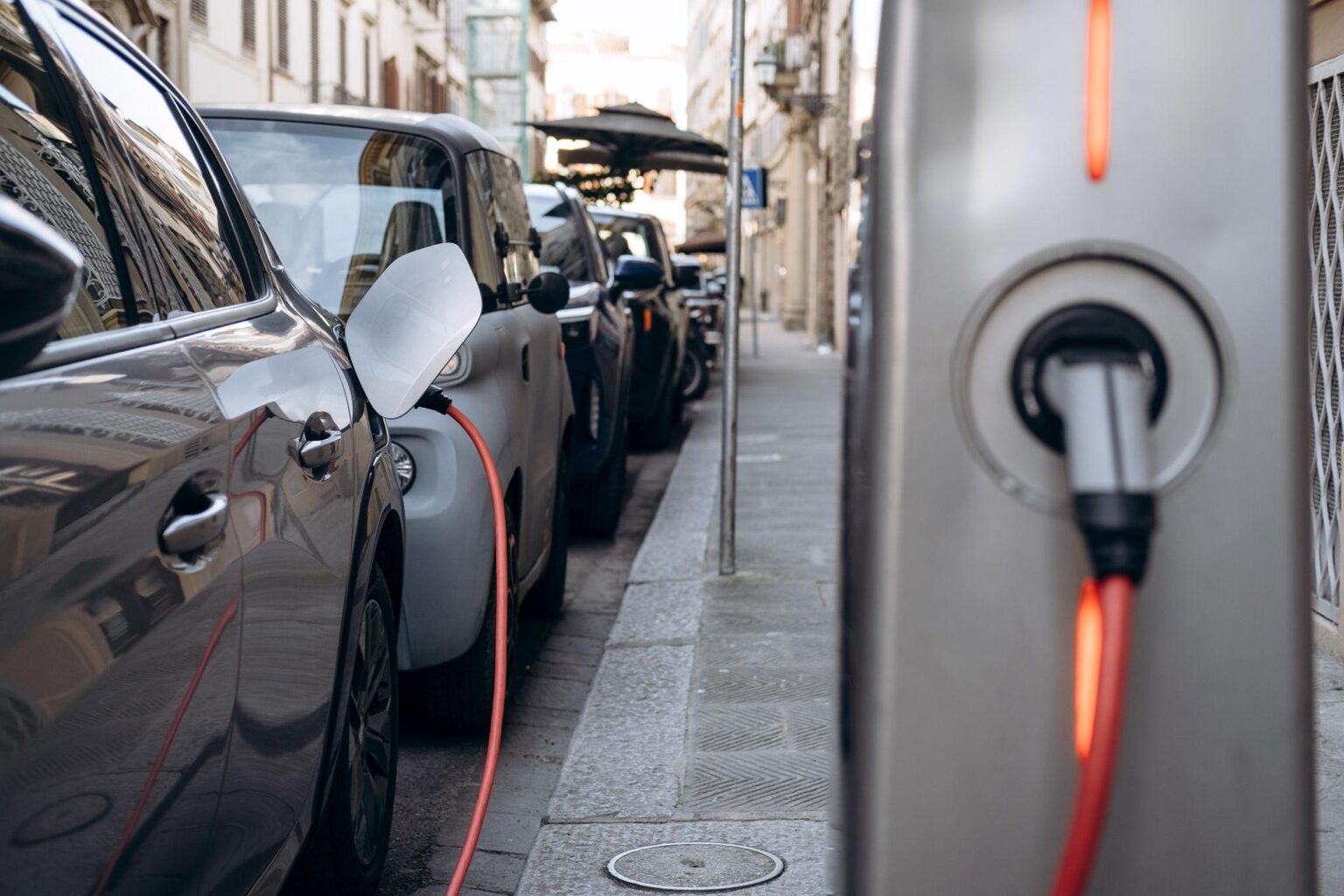 Skupo gorivo mijenja tržište: Evropljani sve više prelaze na električne automobile