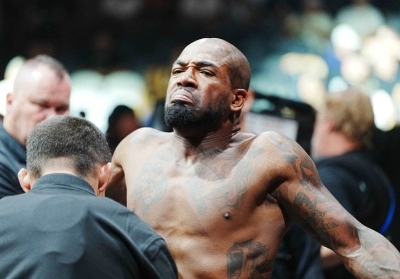 UFC borac ima devet kuća, ali tvrdi da je beskućnik i da živi u autu