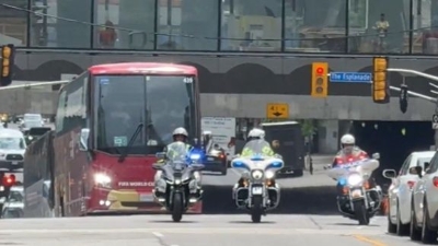Video / Pogledajte autobus Zmajeva uz jaku policijsku pratnju u Torontu
