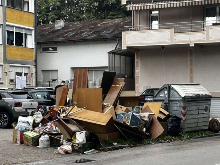 Divlje deponije pred zgradama postale svakodnevni prizor u Banjaluci
