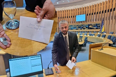 Nešković u Parlamentu otavio 5 KM na stolu Špiriću kao poruku o cijeni goriva