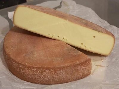 Zaposlenik mljekare pronevjerio 12 tona švicarskog sira