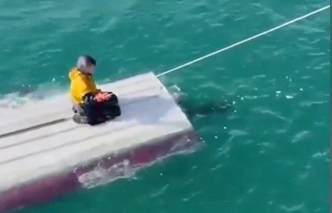 Nevjerovatna borba za život: Dječak tri dana plutao na trupu čamca u ledenom Beringovom moru (VIDEO)