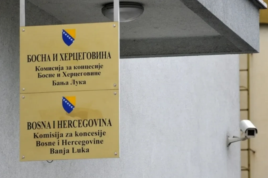 NOVI APSURD U BiH: Ima članova starijih od 80 godina, plate su im 3.500 KM, a za dvije decenije nisu donijeli nijednu odluku – čime se bavi Komisija za koncesije?