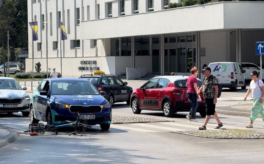 Saobraćajna nesreća kod Općinskog suda u Tuzli: Automobil udario biciklistu