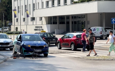 Saobraćajna nesreća kod Općinskog suda u Tuzli: Automobil udario biciklistu