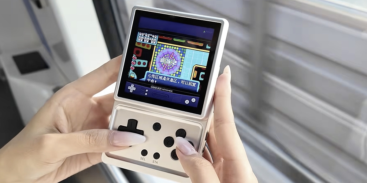 Anbernicova retro ručna igraća konzola ima rotirajući ekran