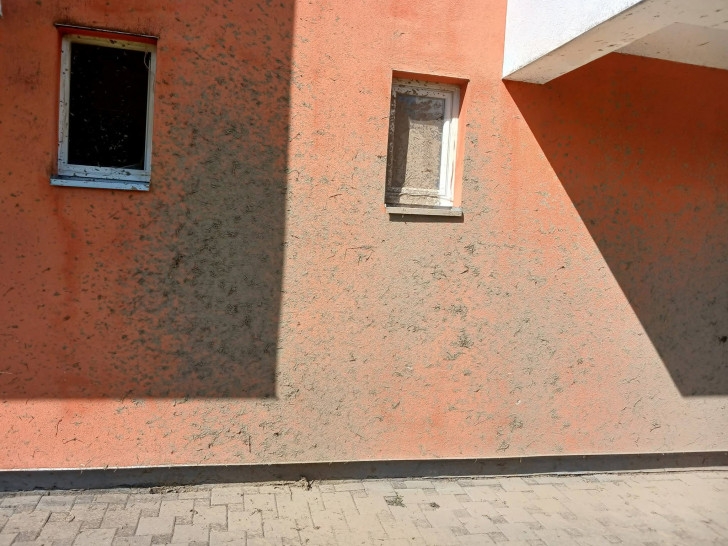 Vozač uništio fasadu zgrade pa pobjegao