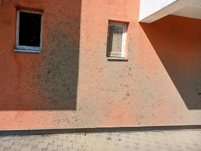 Vozač uništio fasadu zgrade pa pobjegao