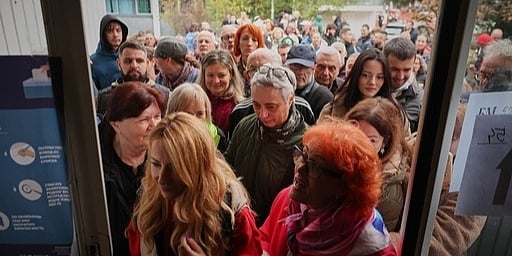 Srbija danas bira: Nakon dvije godine protesta i burne kampanje, glavna utrka je između SNS-a i Studentske liste