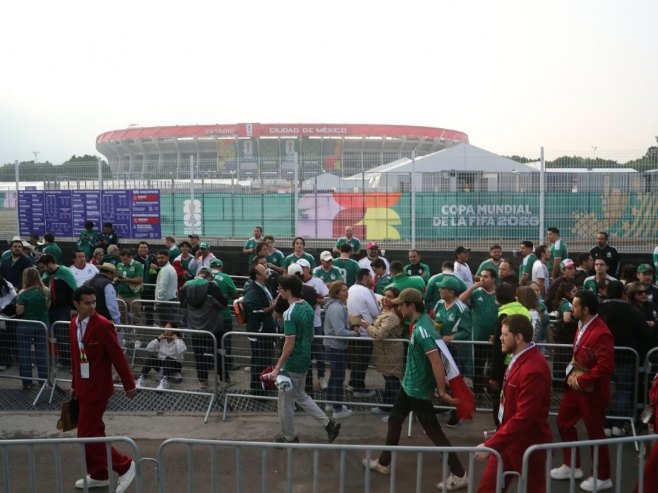 Počinje Svjetsko fudbalsko prvenstvo - dugi redovi ispred stadiona "Asteka"