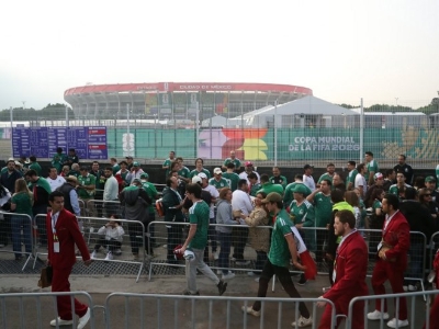 Počinje Svjetsko fudbalsko prvenstvo - dugi redovi ispred stadiona "Asteka"