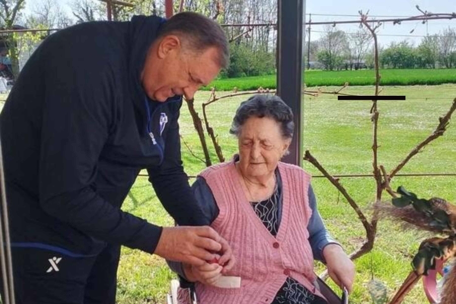 PREMINULA MAJKA MILORADA DODIKA: Lider SNSD-a se oprostio emotivnom porukom