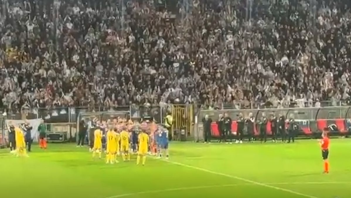 Video / Da li ste vidjeli šta je glavni sudac uradio dok je Edin Džeko izlazio iz igre?