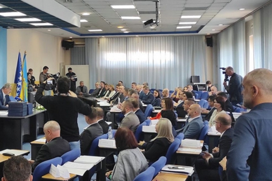 ZASTUPNIČKA 'CRNA LISTA': Primaju visoke plaće, a za godinu dana nisu postavili nijedno pitanje...