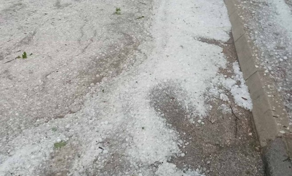 Nezapamćeno nevrijeme! “Ogromne posljedice od grada pretrpjeli voće i povrće, oštećena auta” FOTO,VIDEO