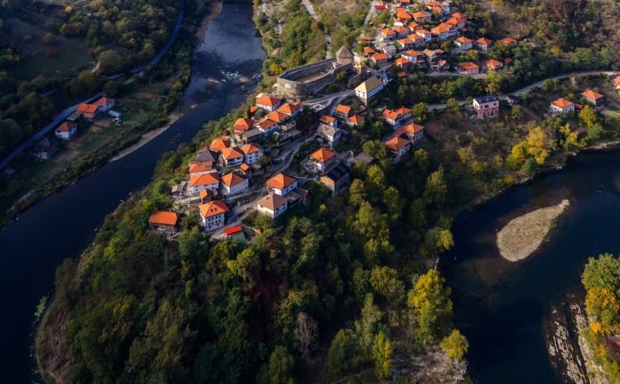 Vranduk čuva tragove srednjovjekovne Bosne: Tvrđava koja stoljećima dominira dolinom rijeke Bosne