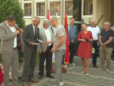 Građanima Čelinca podijeljen primjerak Dejtonskog sporazuma: Cilj da svaka kuća dobije dokument (VIDEO)