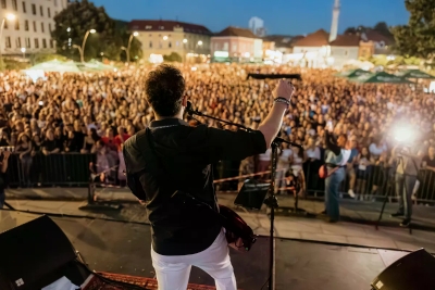 Večer za pamćenje u Tuzli: Hiljade građana uglas pjevale s Dženanom Lončarevićem na Trgu slobode