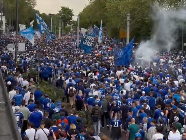 Nestvarne scene iz Gelsenkirchena: Grad gori za Schalke 04