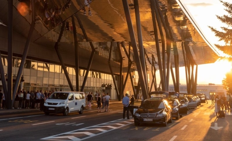 Putnici i osoblje hitno evakuisani: Dojava o postavljenoj bombi na aerodromu u BiH