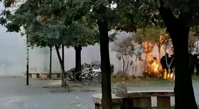 Забиљежен тренутак у којем су запалили полицајца: Жестоко насиље на улицама Тиране
