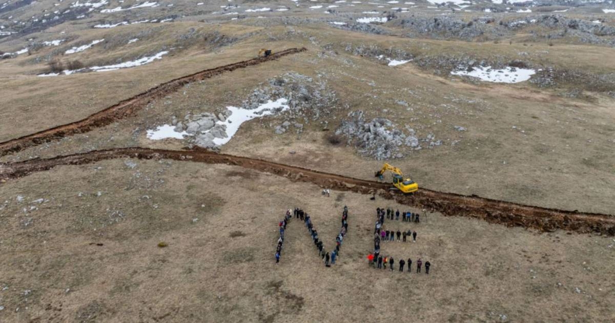 Mještani tijelima ispisali “NE”: Protest protiv izgradnje vjetroelektrane