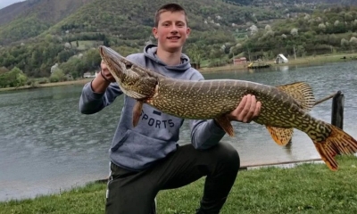 Iz jezera izvukao trofej: Mladi Nikola Savić ulovio štuku od skoro sedam kilograma