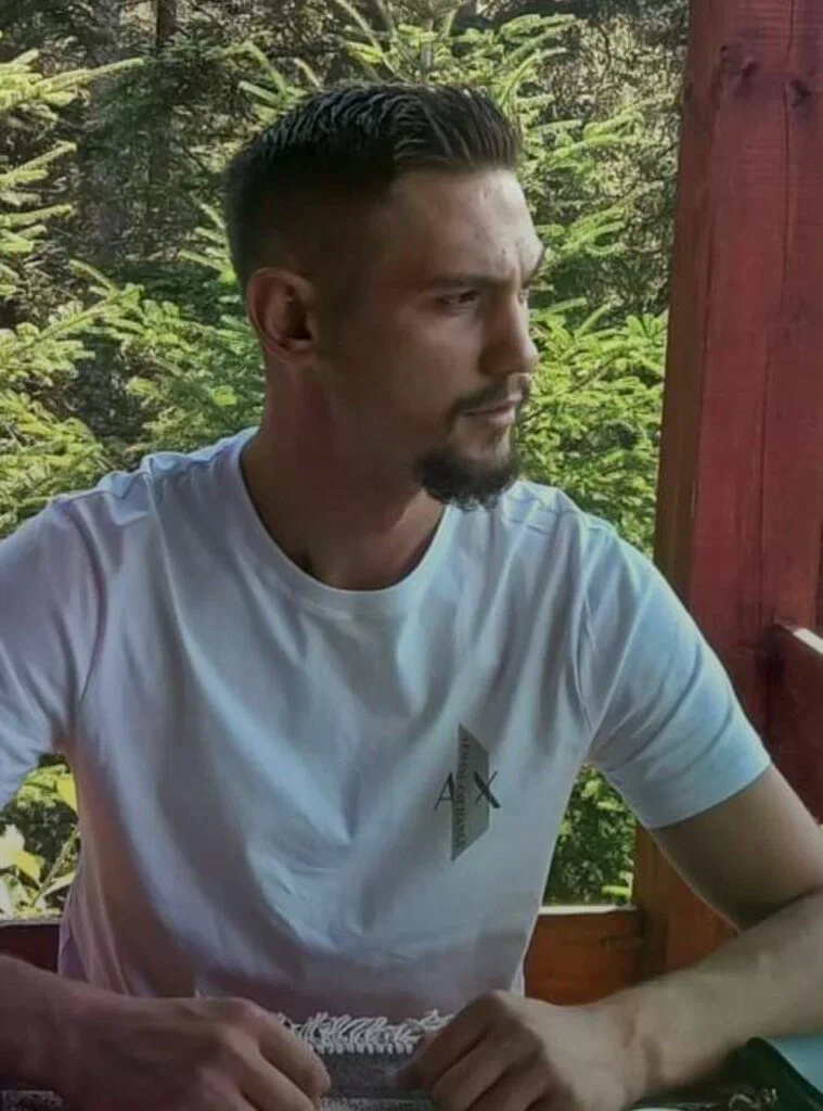 Stravičan slučaj: Vehid Murić u bijegu, hladnim oružjem ubio tri druga s građevine. Poznat identitet i ubijenih