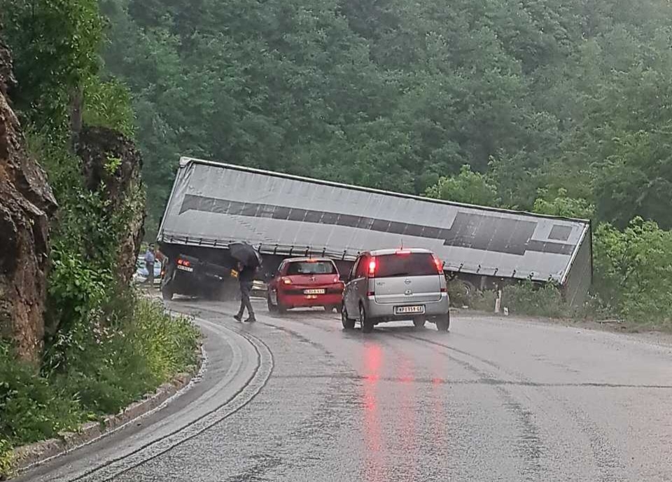 Udes u Rogatici, kamionska prikolica visi pored puta