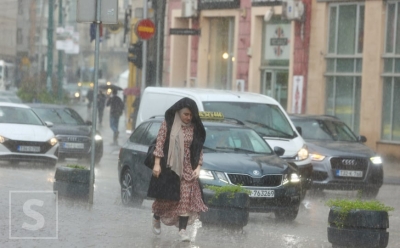 Ni kišobran nije pomogao: Sarajevo osvježio proljetni pljusak