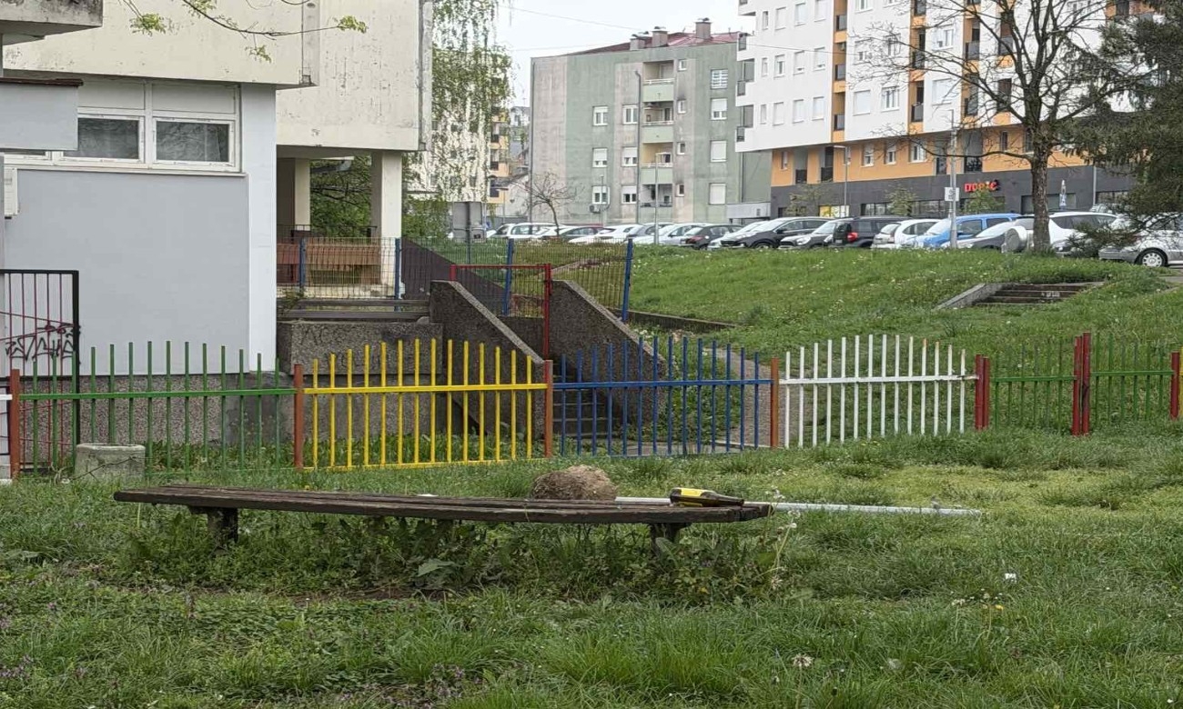 Banjalučko naselje čeka kredit: Dokad će se djeca igrati među razbijenim bocama