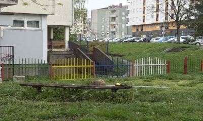 Banjalučko naselje čeka kredit: Dokad će se djeca igrati među razbijenim bocama