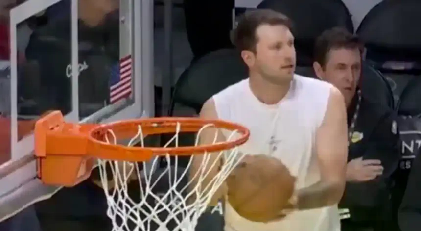 Nevjerovatni Luka Dončić pogodio preko cijelog terena s mjesta gdje je klupa za rezervne igrače
