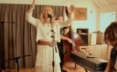 Elles Bailey - Can't Take My Story Away (Live and Almost Plugged)