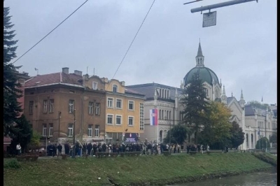 Nezapamćena gužva ispred Ambasade Srbije u Sarajevu: Dugački redovi za glasanje