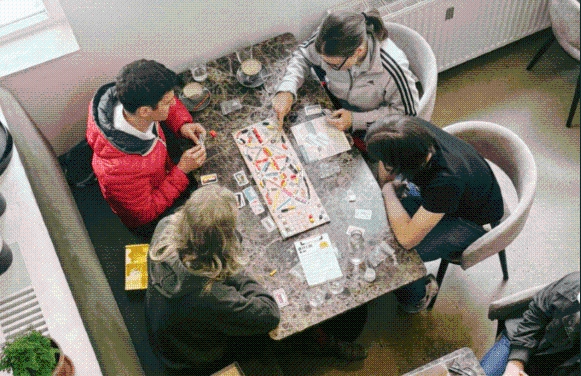 U Beču otvoren neobični kafić u kojem je zabranjeno koristiti mobitel