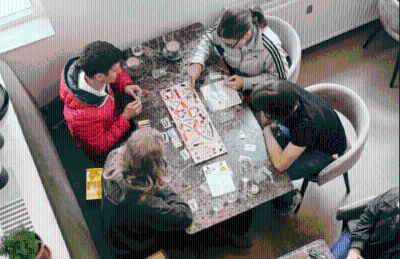 U Beču otvoren neobični kafić u kojem je zabranjeno koristiti mobitel