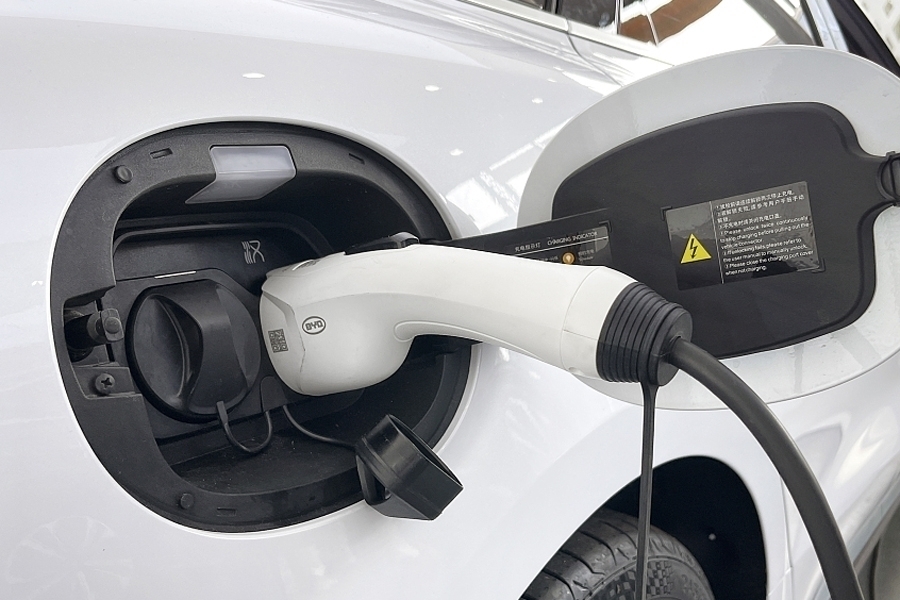 ŠOK I NEVJERICA: Punio električni automobil, a kada je stigao račun – uhvatio se za glavu...