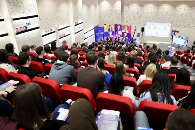 FOTO: Ambasador EU Luigi Soreca i Amel Tuka u Zenici razgovarali sa više od 160 studenata o budućnosti sporta i ekonomije BiH
