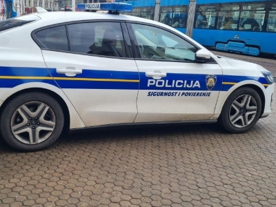 Zagreb: Poginuli žena i dva muškarca, vozilo udarilo u stub i prepolovilo se