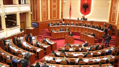Opozicija izazvala haos u Albaniji: Predmeti letjeli prema Rami, govornica blokirana