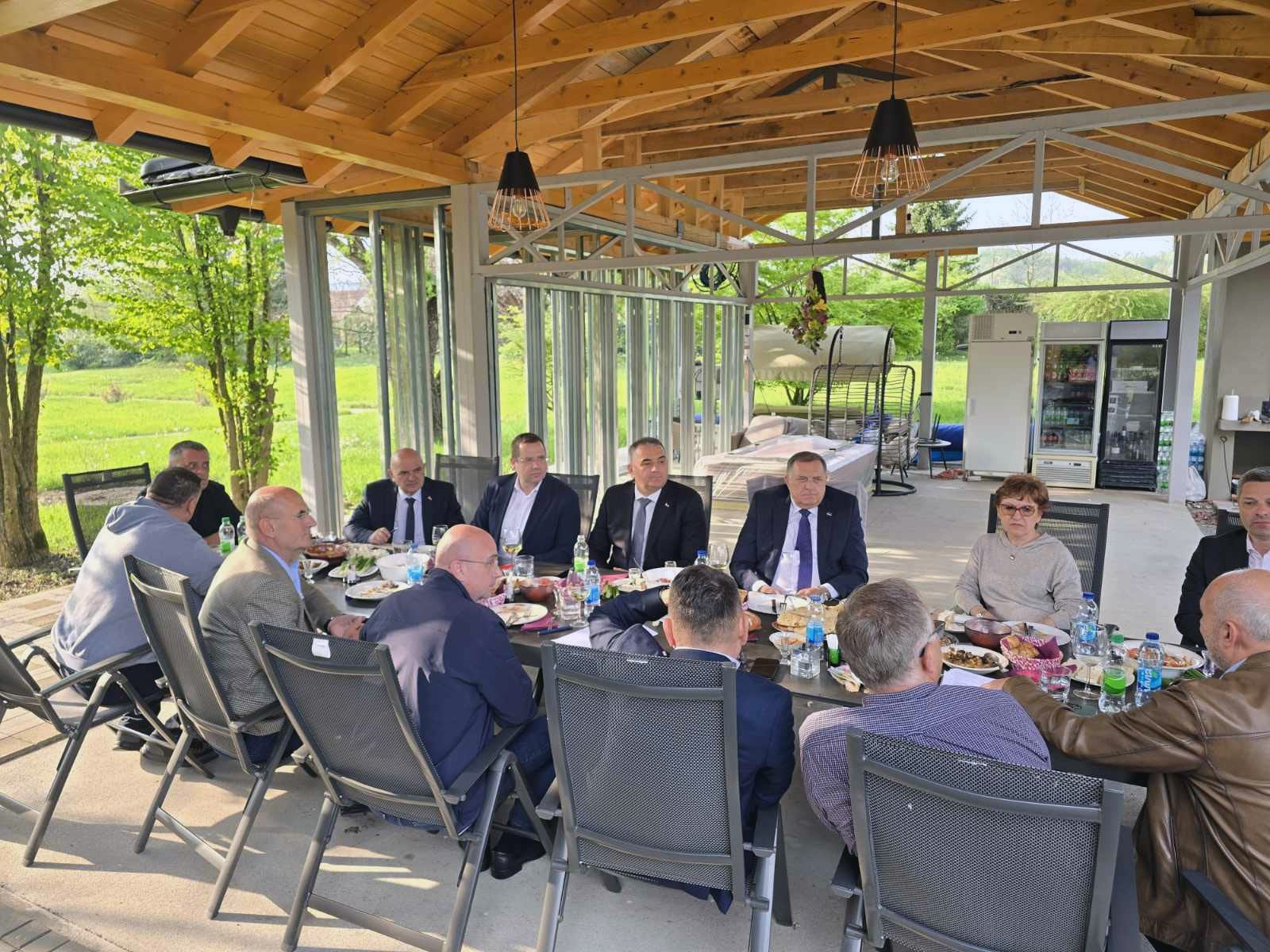 (FOTO) "Najbolje vrijeme za Srpsku tek dolazi" Dodik sa privrednicima načelno dogovorio uvođenje 13. neoporezive plate