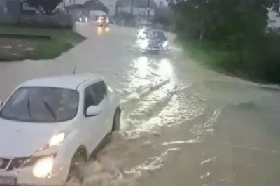 Nevrijeme pogodilo ovaj dio BiH: Obilna kiša i pljuskovi poplavili ceste (VIDEO)