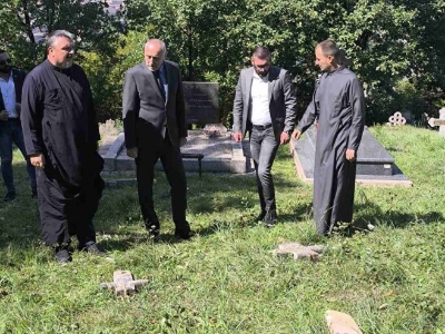 Egić i Goganović posjetili oštećeno pravoslavno groblje u Pečuju: Duhovna šteta veća od materijalne (FOTO)